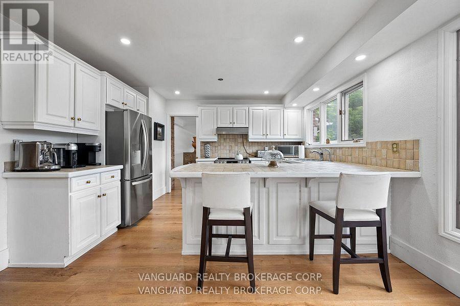 80 Kleins Crescent, Vaughan, ON - Indoor Photo Showing Kitchen With Upgraded Kitchen