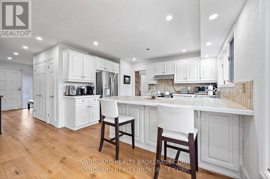 80 Kleins Crescent, Vaughan, ON - Indoor Photo Showing Kitchen With Upgraded Kitchen