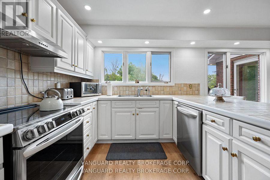80 Kleins Crescent, Vaughan, ON - Indoor Photo Showing Kitchen With Double Sink