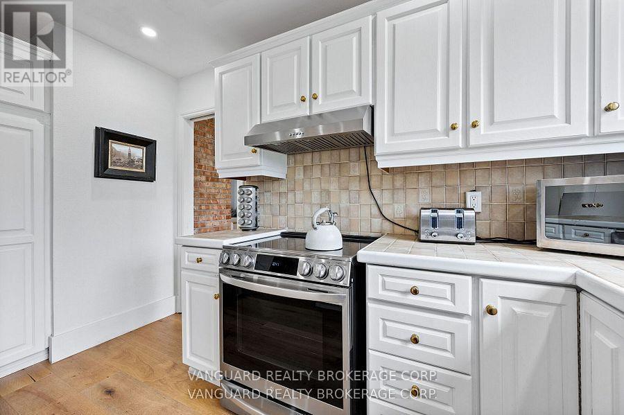 80 Kleins Crescent, Vaughan, ON - Indoor Photo Showing Kitchen