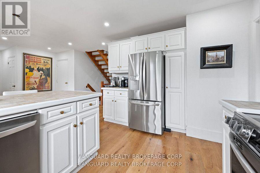 80 Kleins Crescent, Vaughan, ON - Indoor Photo Showing Kitchen