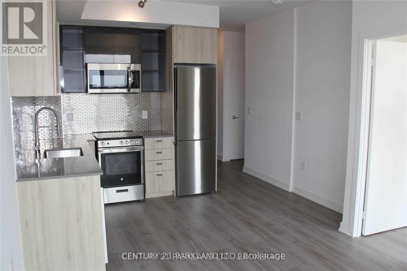 802 - 10 De Boers Drive, Toronto, ON - Indoor Photo Showing Kitchen With Upgraded Kitchen