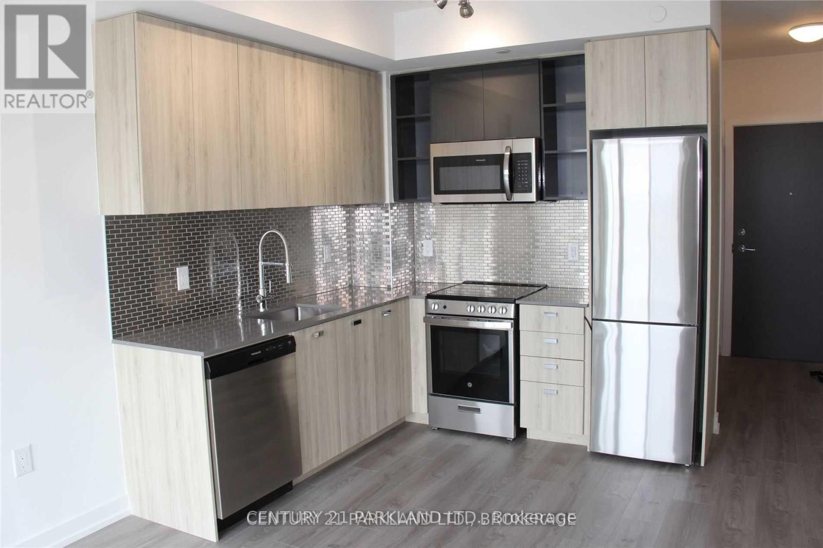 802 - 10 De Boers Drive, Toronto, ON - Indoor Photo Showing Kitchen With Upgraded Kitchen