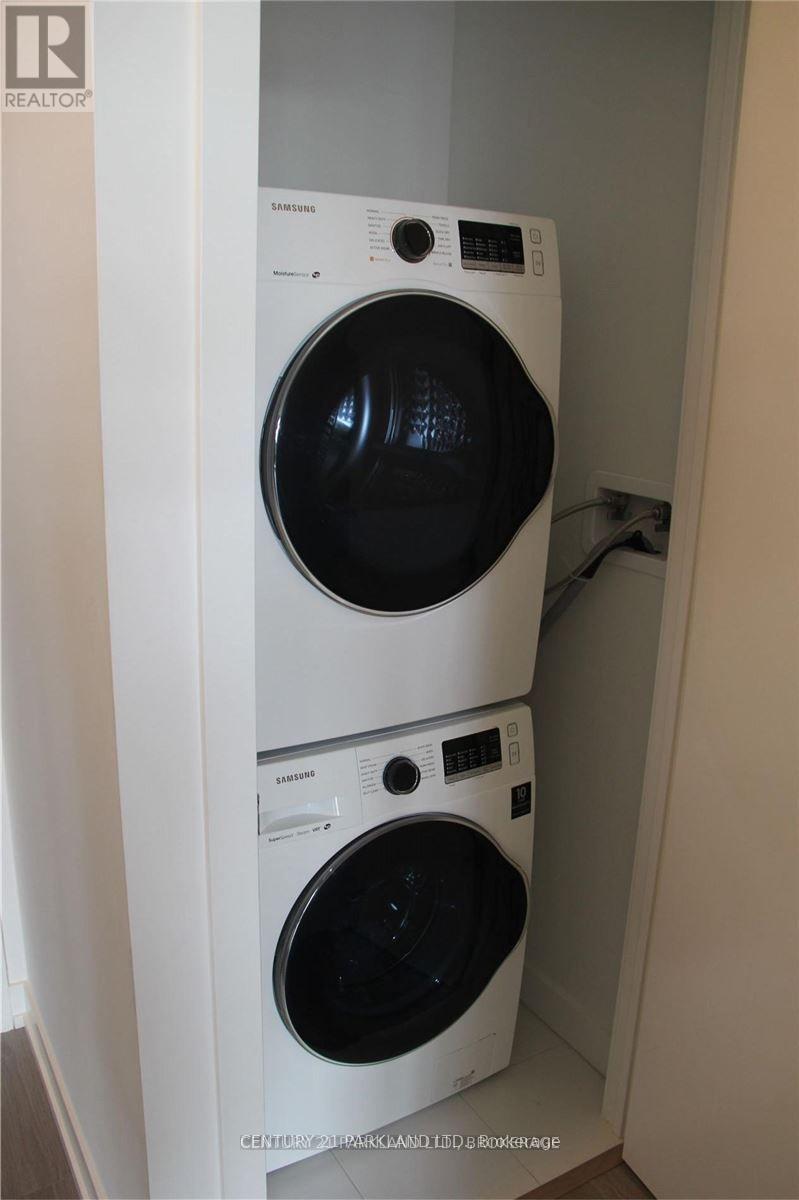 802 - 10 De Boers Drive, Toronto, ON - Indoor Photo Showing Laundry Room