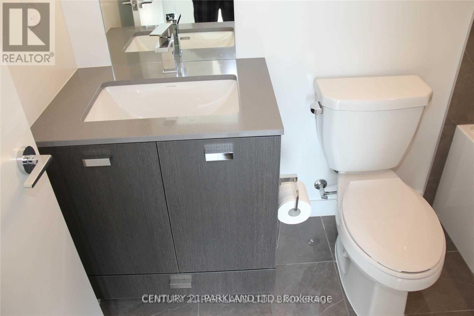 802 - 10 De Boers Drive, Toronto, ON - Indoor Photo Showing Bathroom