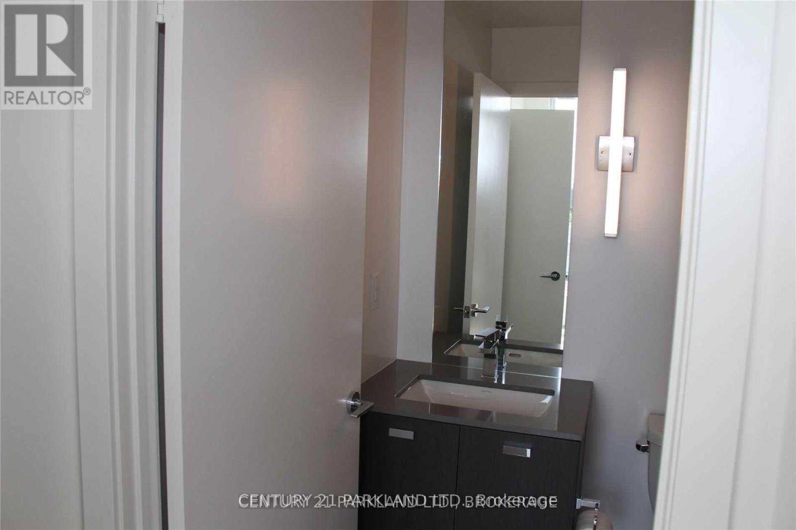 802 - 10 De Boers Drive, Toronto, ON - Indoor Photo Showing Bathroom
