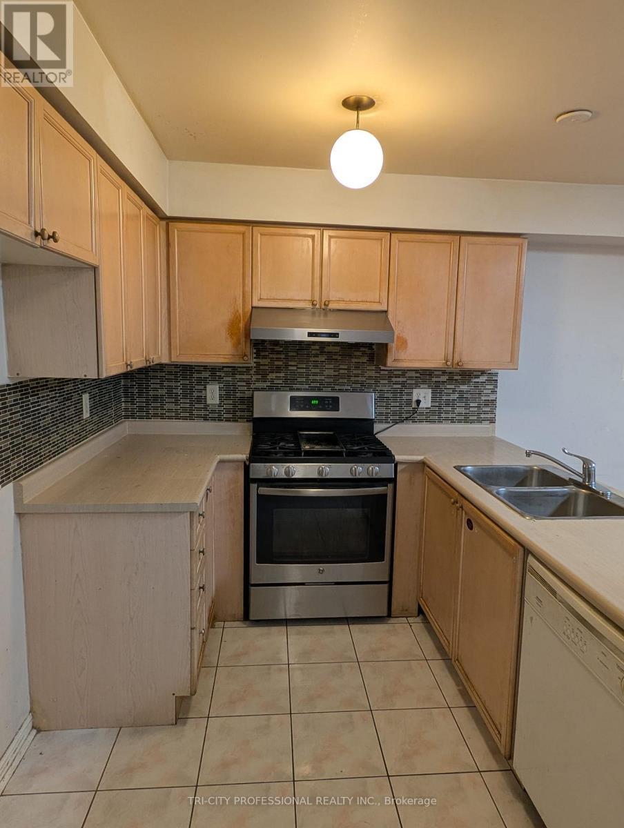 65 Mount Ranier Crescent, Brampton, ON - Indoor Photo Showing Kitchen With Double Sink