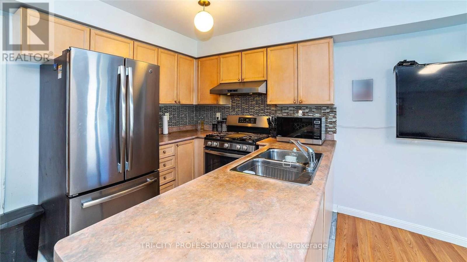 65 Mount Ranier Crescent, Brampton, ON - Indoor Photo Showing Kitchen With Double Sink