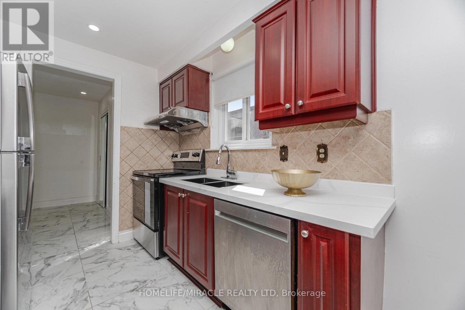 764 Eaglemount Crescent, Mississauga, ON - Indoor Photo Showing Kitchen With Double Sink