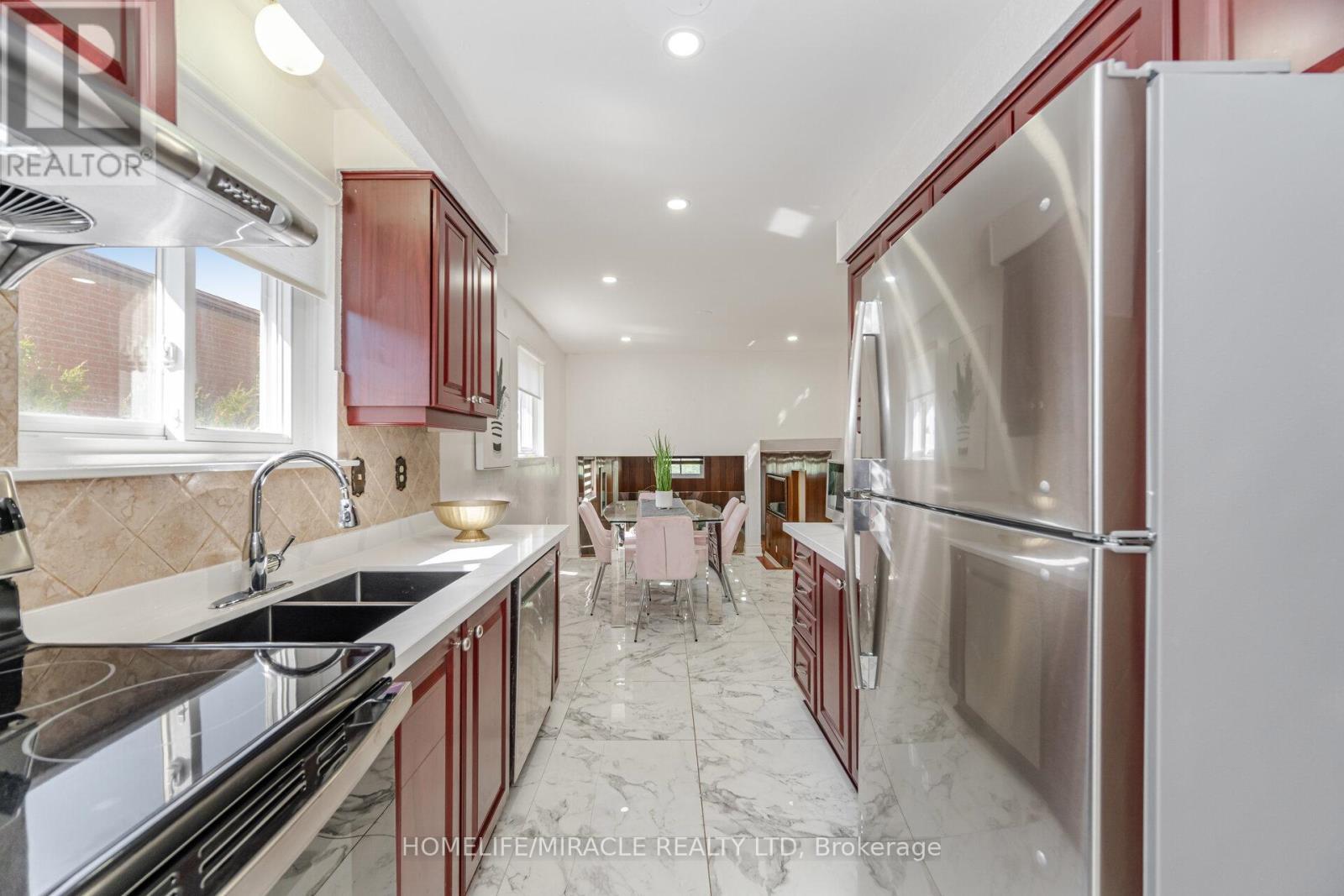 764 Eaglemount Crescent, Mississauga, ON - Indoor Photo Showing Kitchen With Double Sink With Upgraded Kitchen