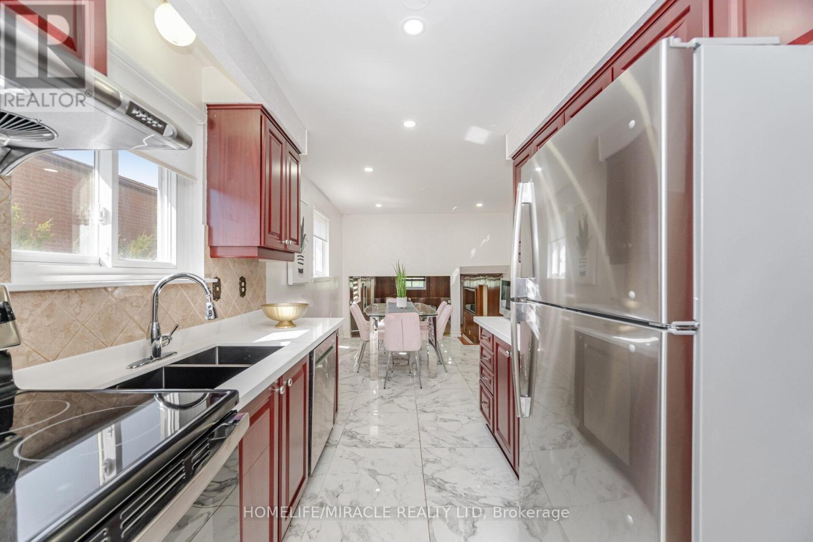 764 Eaglemount Crescent, Mississauga, ON - Indoor Photo Showing Kitchen With Double Sink With Upgraded Kitchen