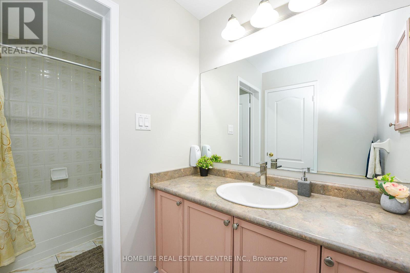 60 Ferncastle Crescent, Brampton, ON - Indoor Photo Showing Bathroom