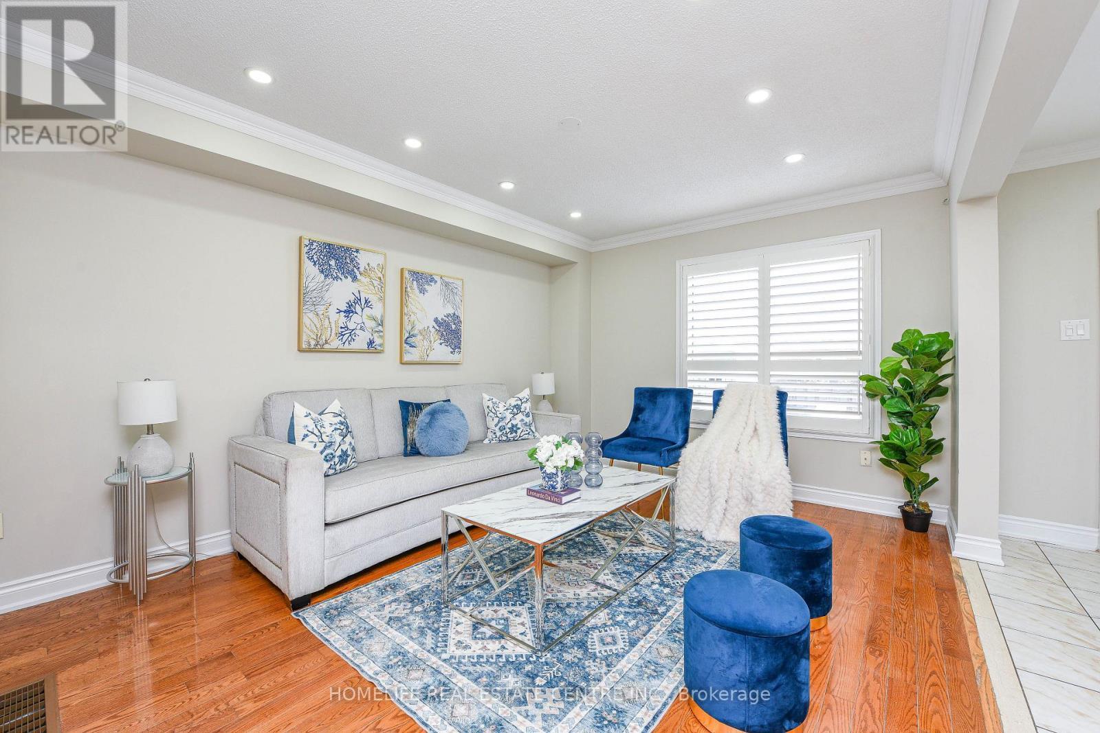 60 Ferncastle Crescent, Brampton, ON - Indoor Photo Showing Living Room