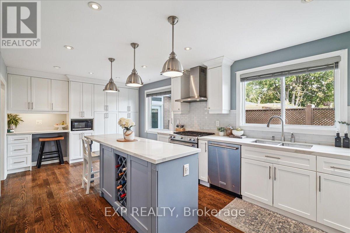 1923 Steepbank Crescent, Mississauga, ON - Indoor Photo Showing Kitchen With Double Sink With Upgraded Kitchen