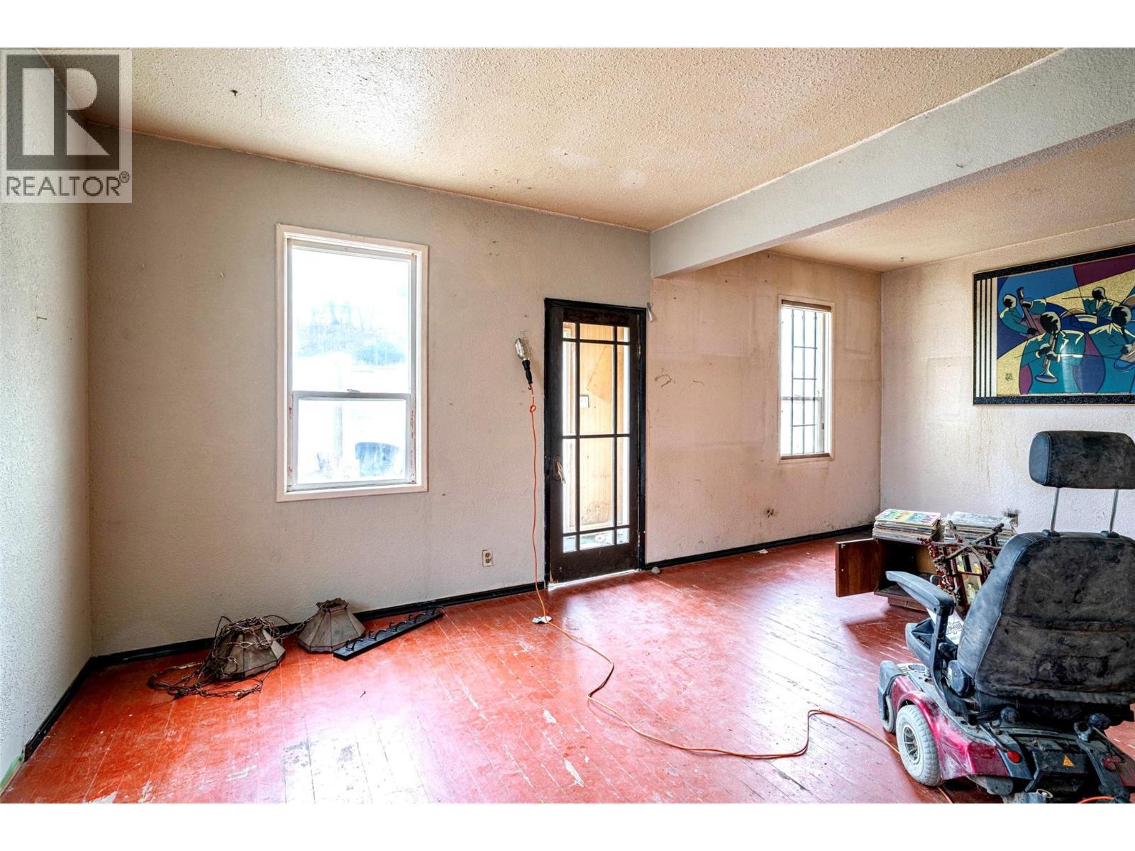 Front door entry into - Living Room - 2214 32 Street, Vernon, BC - Indoor Photo Showing Other Room