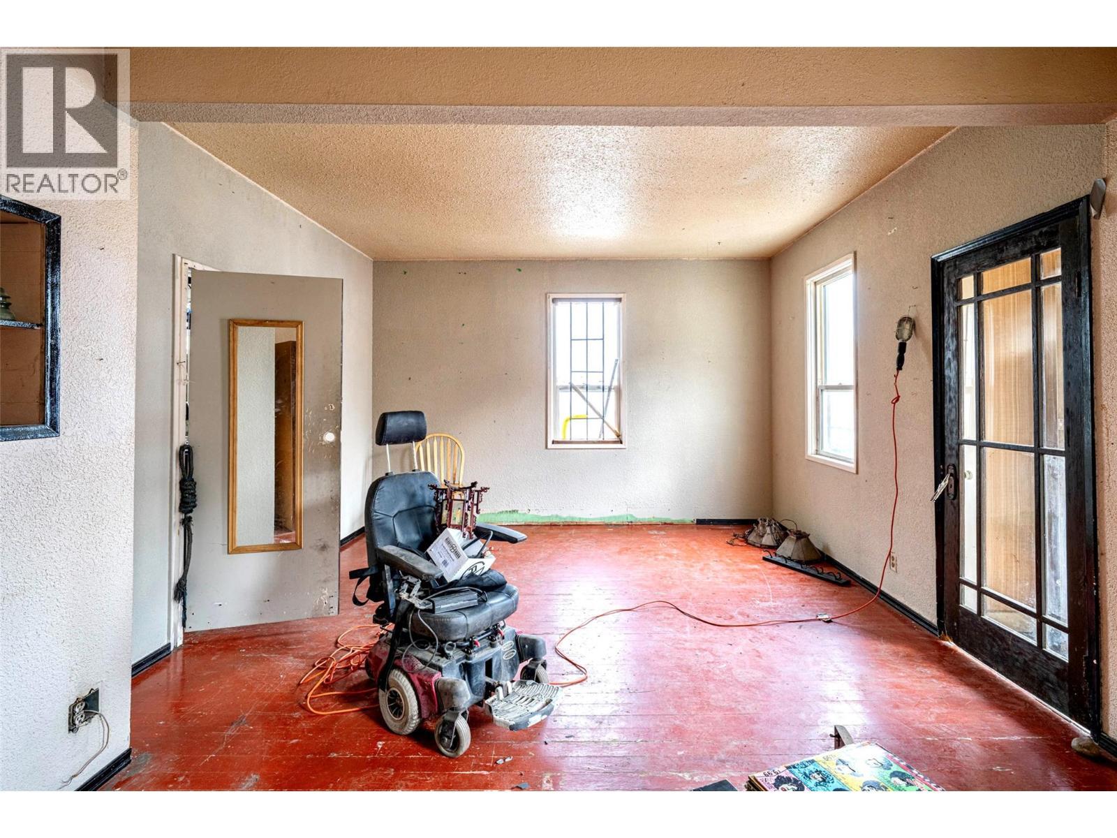 spacious living room area - 2214 32 Street, Vernon, BC - Indoor Photo Showing Other Room