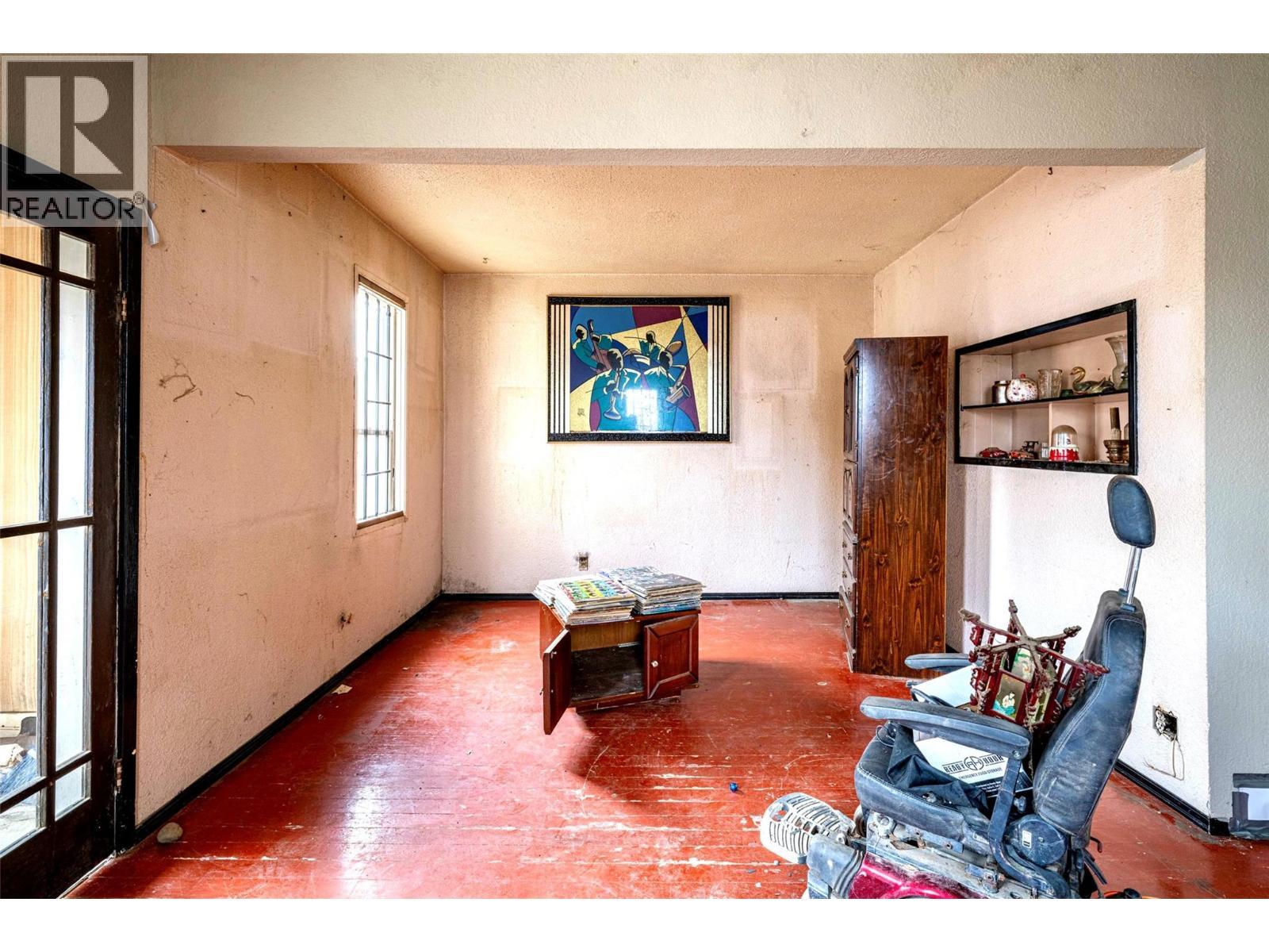 spacious living room area - 2214 32 Street, Vernon, BC - Indoor Photo Showing Other Room