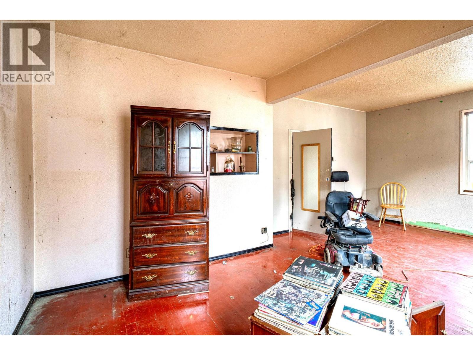 Living room area - 2214 32 Street, Vernon, BC - Indoor