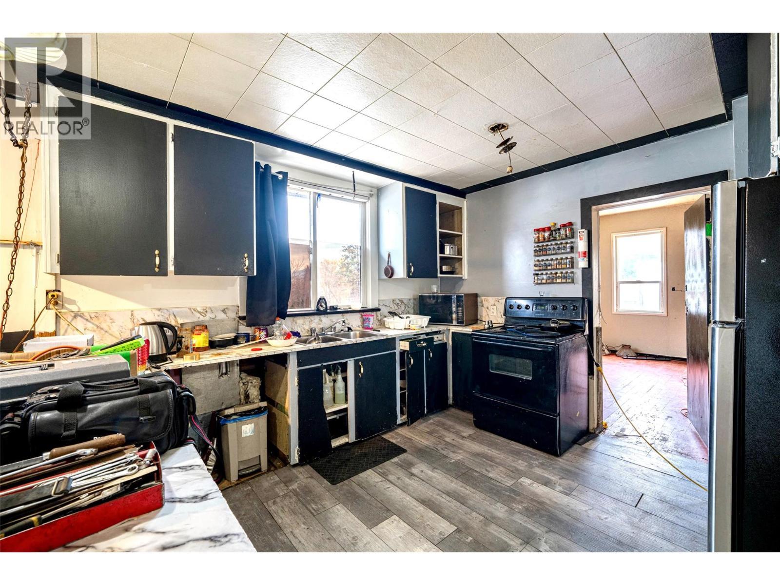 Kitchen - 2214 32 Street, Vernon, BC - Indoor Photo Showing Kitchen
