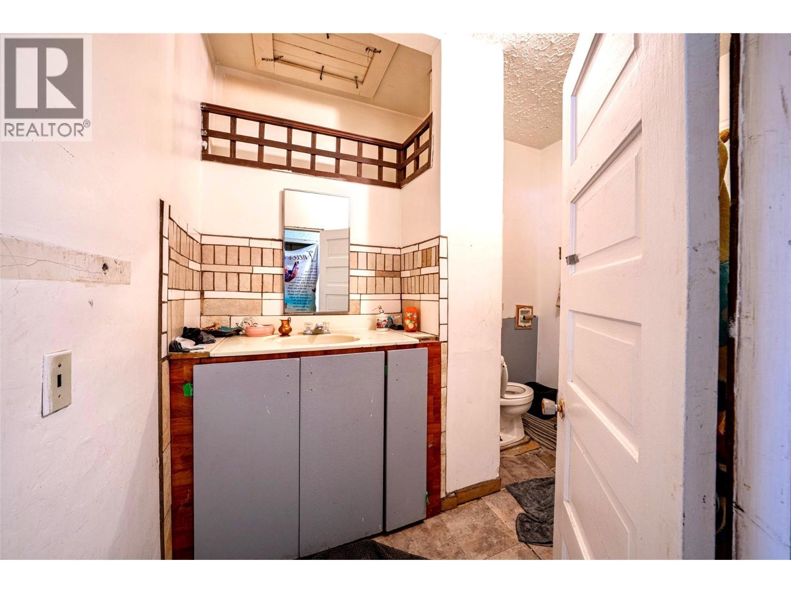 Primary Bathroom - 2214 32 Street, Vernon, BC - Indoor