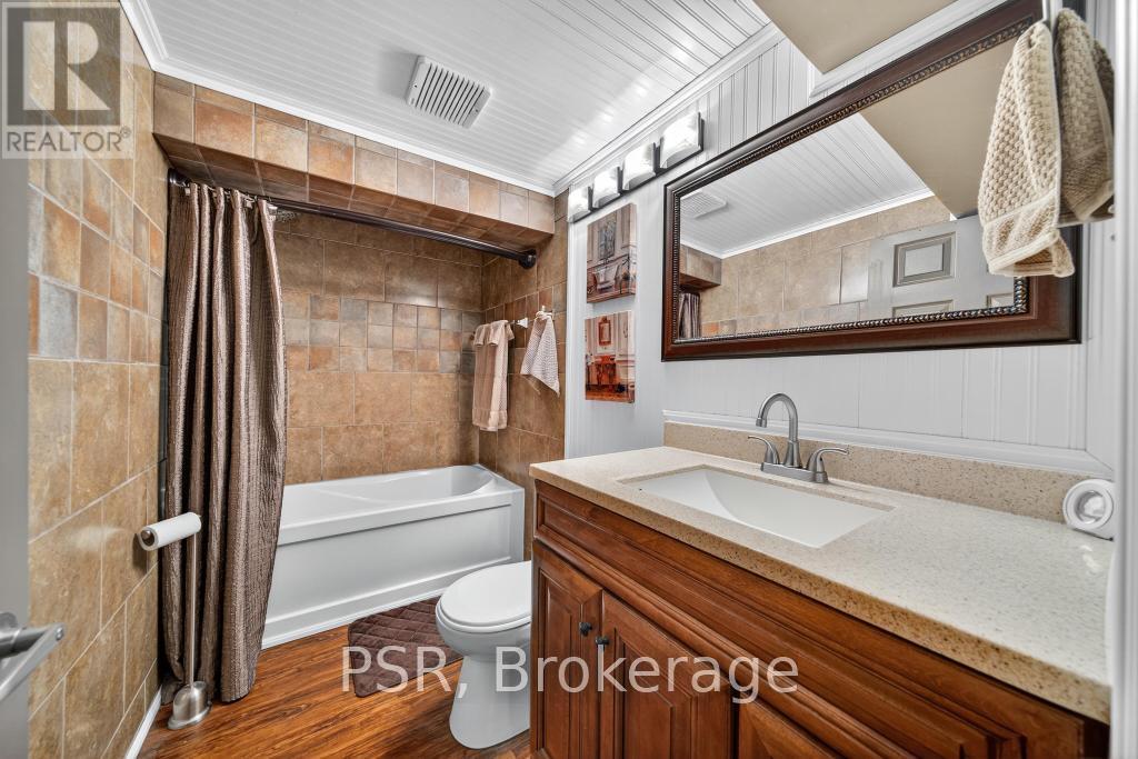 117 Sunrise Drive, Hamilton, ON - Indoor Photo Showing Bathroom