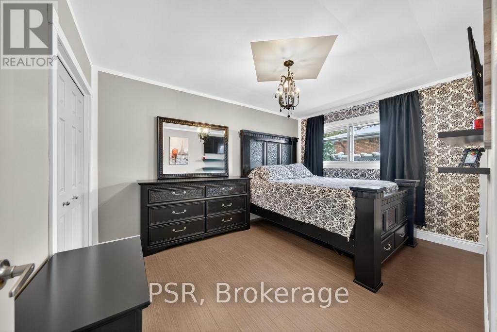 117 Sunrise Drive, Hamilton, ON - Indoor Photo Showing Bedroom