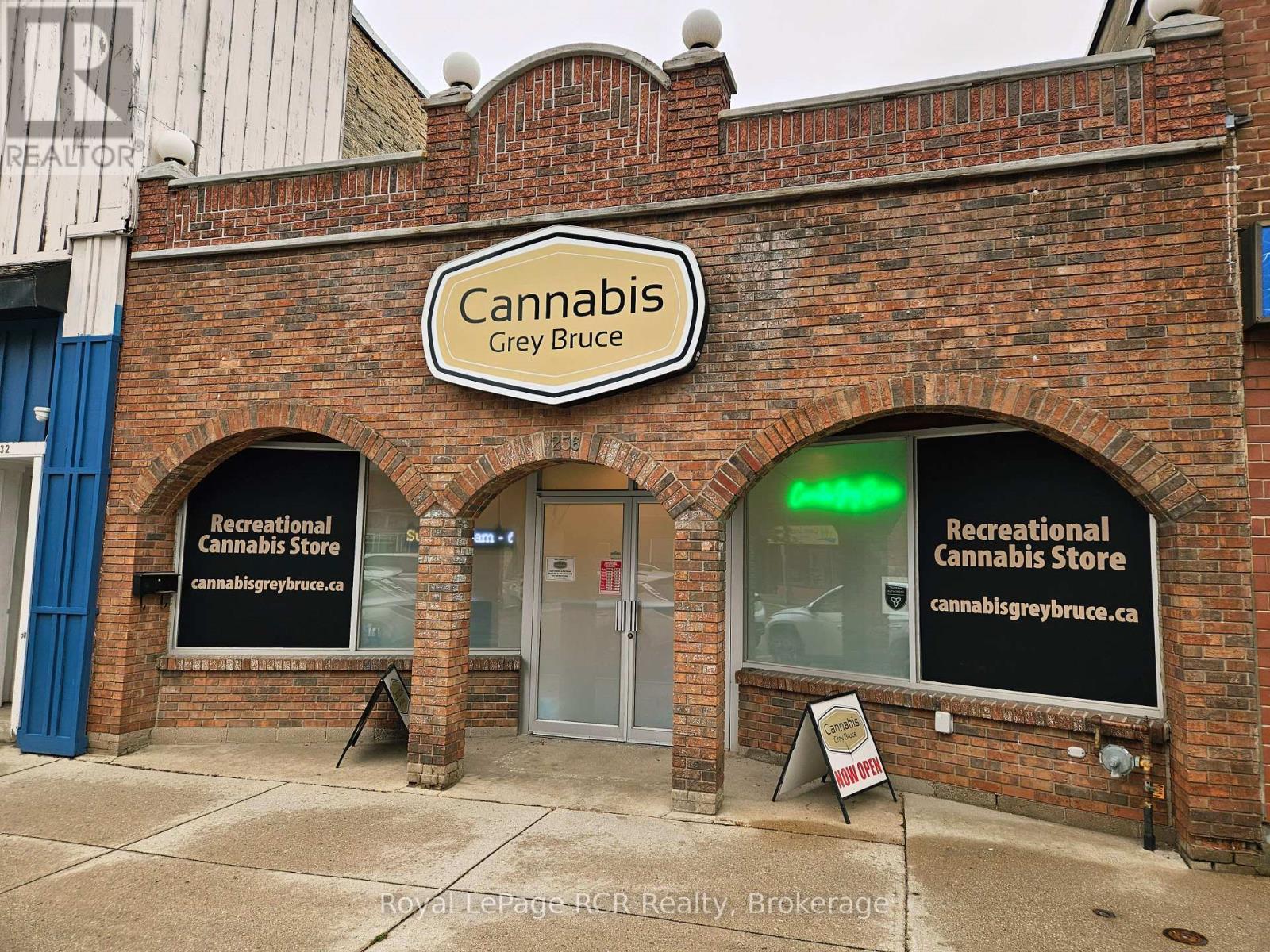 Store front on 8th with street parking - 236 8Th Street E, Owen Sound, ON