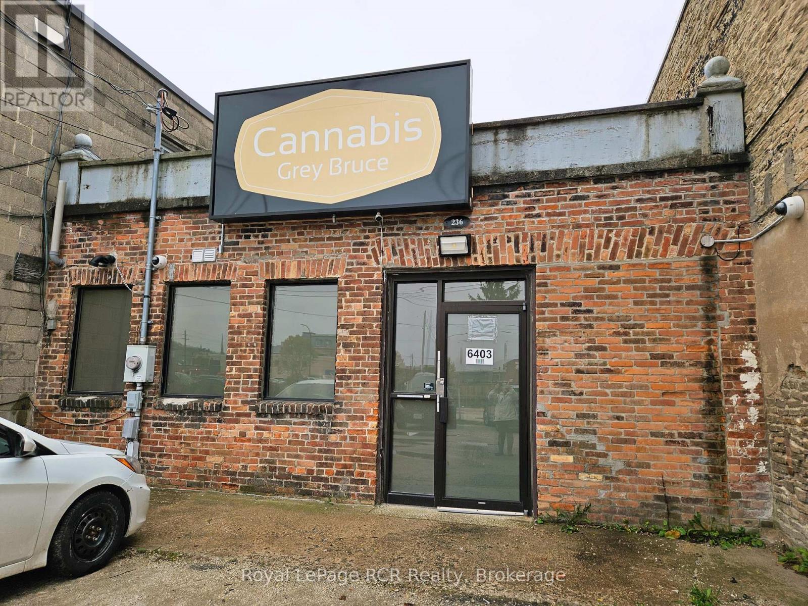 Back access with private parking - 236 8Th Street E, Owen Sound, ON