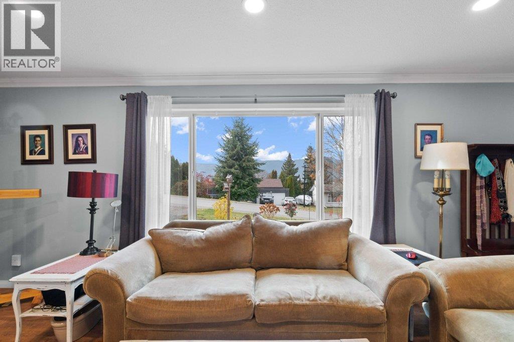70 18 Street Ne, Salmon Arm, BC - Indoor Photo Showing Living Room