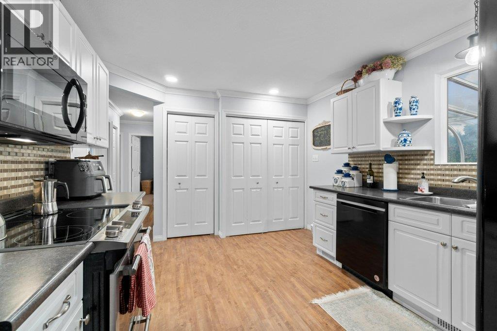 70 18 Street Ne, Salmon Arm, BC - Indoor Photo Showing Kitchen