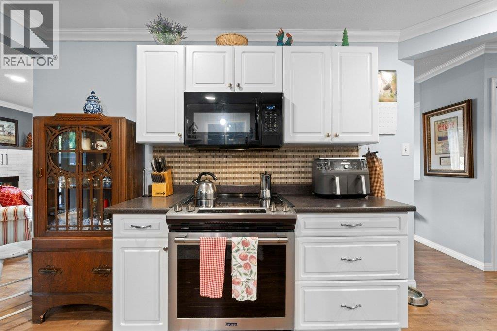 70 18 Street Ne, Salmon Arm, BC - Indoor Photo Showing Kitchen