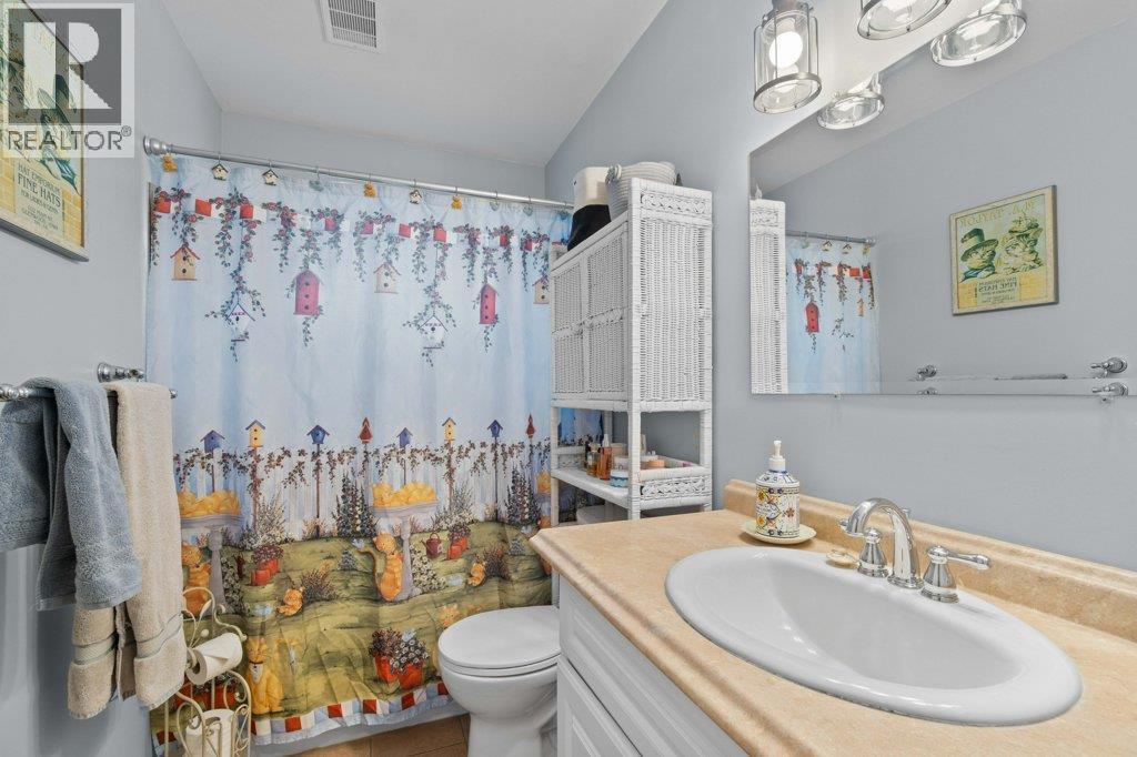 70 18 Street Ne, Salmon Arm, BC - Indoor Photo Showing Bathroom