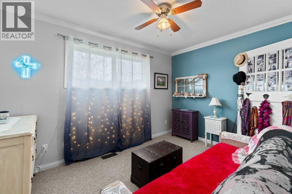 70 18 Street Ne, Salmon Arm, BC - Indoor Photo Showing Bedroom