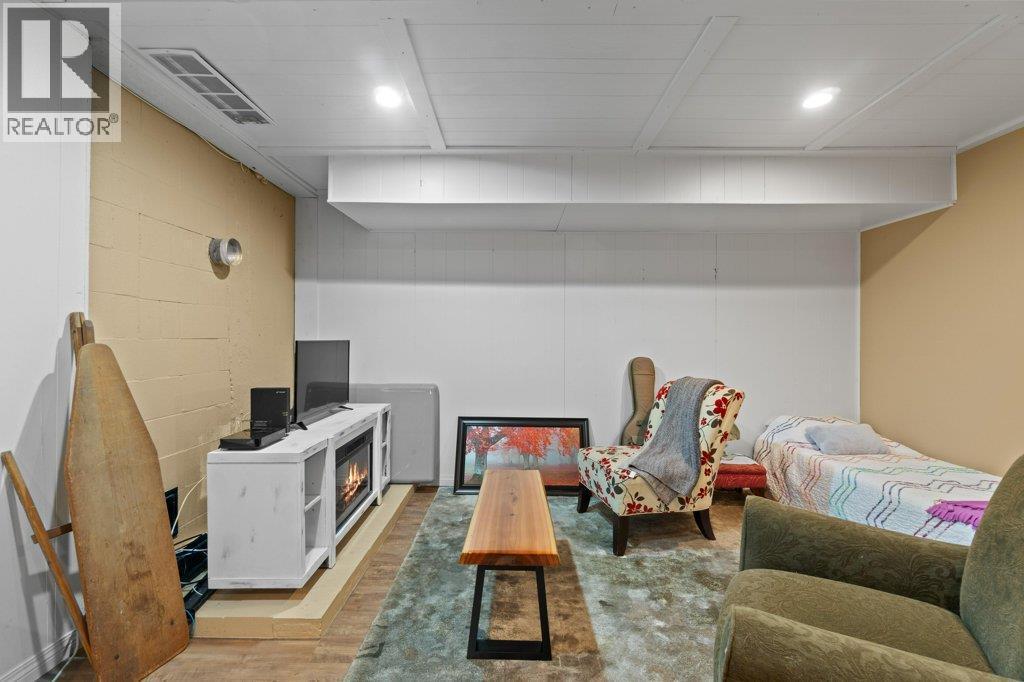 70 18 Street Ne, Salmon Arm, BC - Indoor Photo Showing Other Room