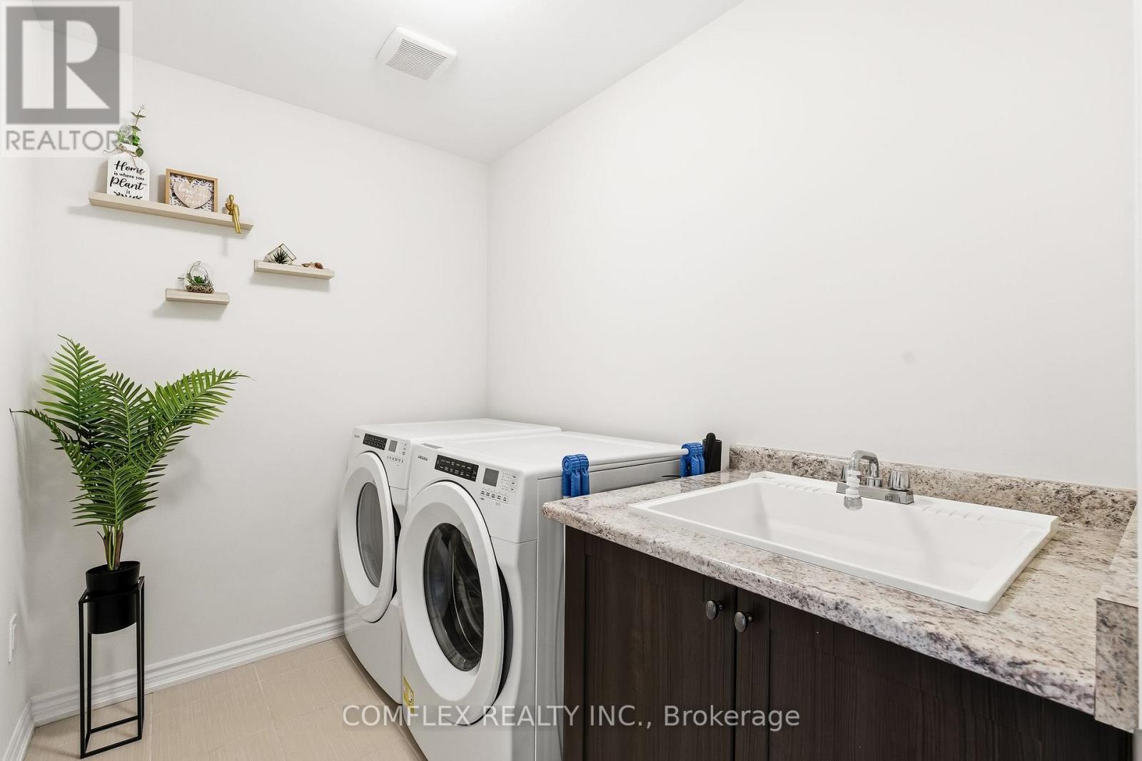 39 Connolly Road, Kawartha Lakes, ON - Indoor Photo Showing Laundry Room