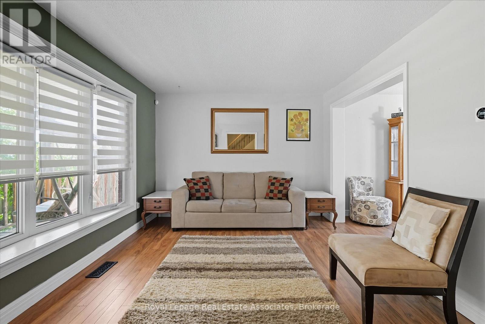 Living Room - 107 Billington Crescent, Hamilton, ON - Indoor Photo Showing Living Room