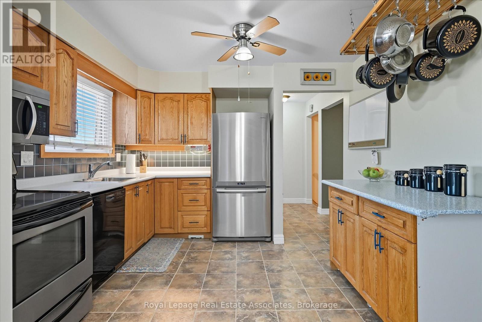 Kitchen - 107 Billington Crescent, Hamilton, ON - Indoor Photo Showing Kitchen