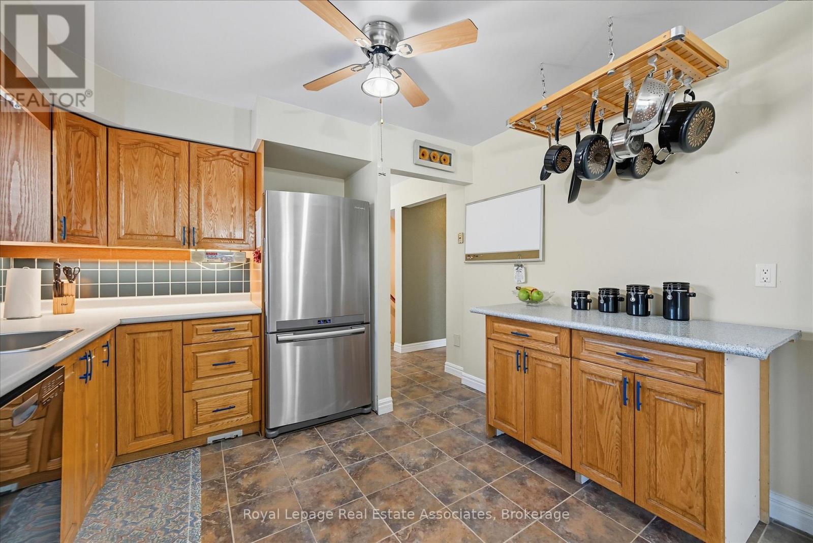 Kitchen - 107 Billington Crescent, Hamilton, ON - Indoor Photo Showing Kitchen