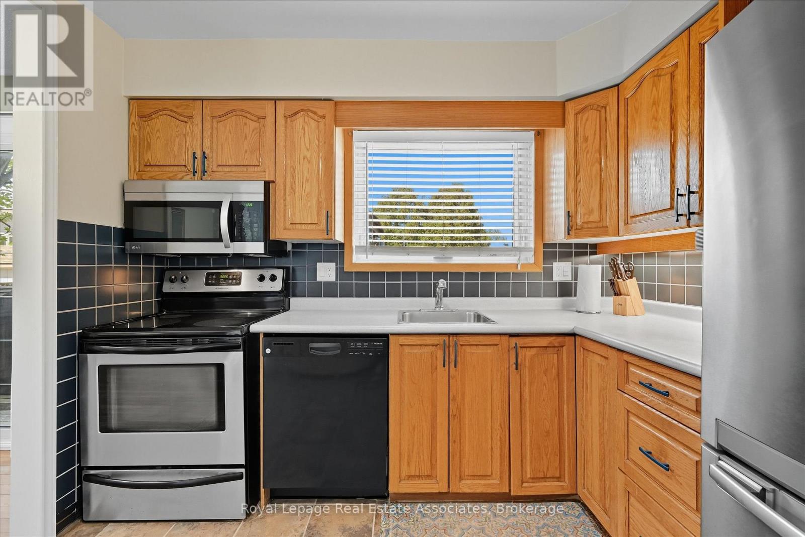 Kitchen - 107 Billington Crescent, Hamilton, ON - Indoor Photo Showing Kitchen