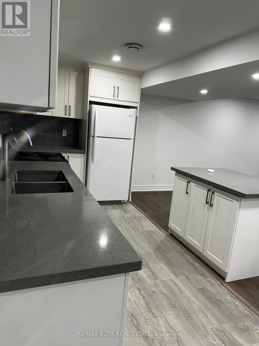 77 Foreht Crescent, Aurora, ON - Indoor Photo Showing Kitchen With Double Sink