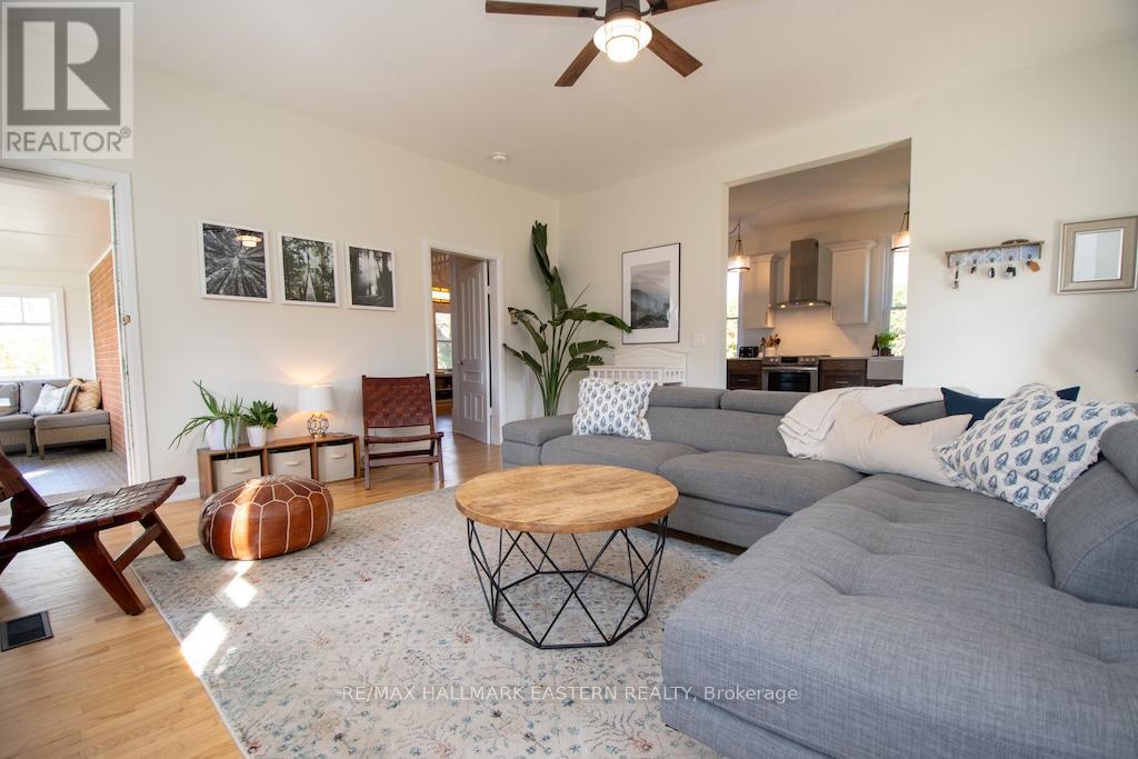 3477 Wallace Point Road, Otonabee-South Monaghan, ON - Indoor Photo Showing Living Room