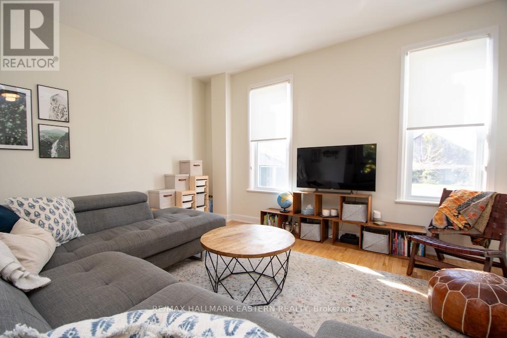 3477 Wallace Point Road, Otonabee-South Monaghan, ON - Indoor Photo Showing Living Room