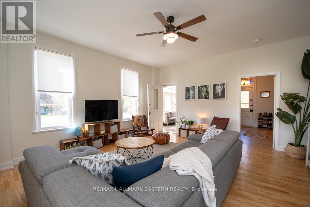 3477 Wallace Point Road, Otonabee-South Monaghan, ON - Indoor Photo Showing Living Room