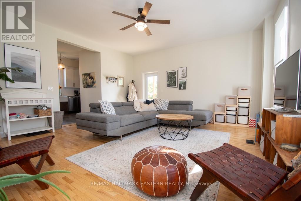 3477 Wallace Point Road, Otonabee-South Monaghan, ON - Indoor Photo Showing Living Room