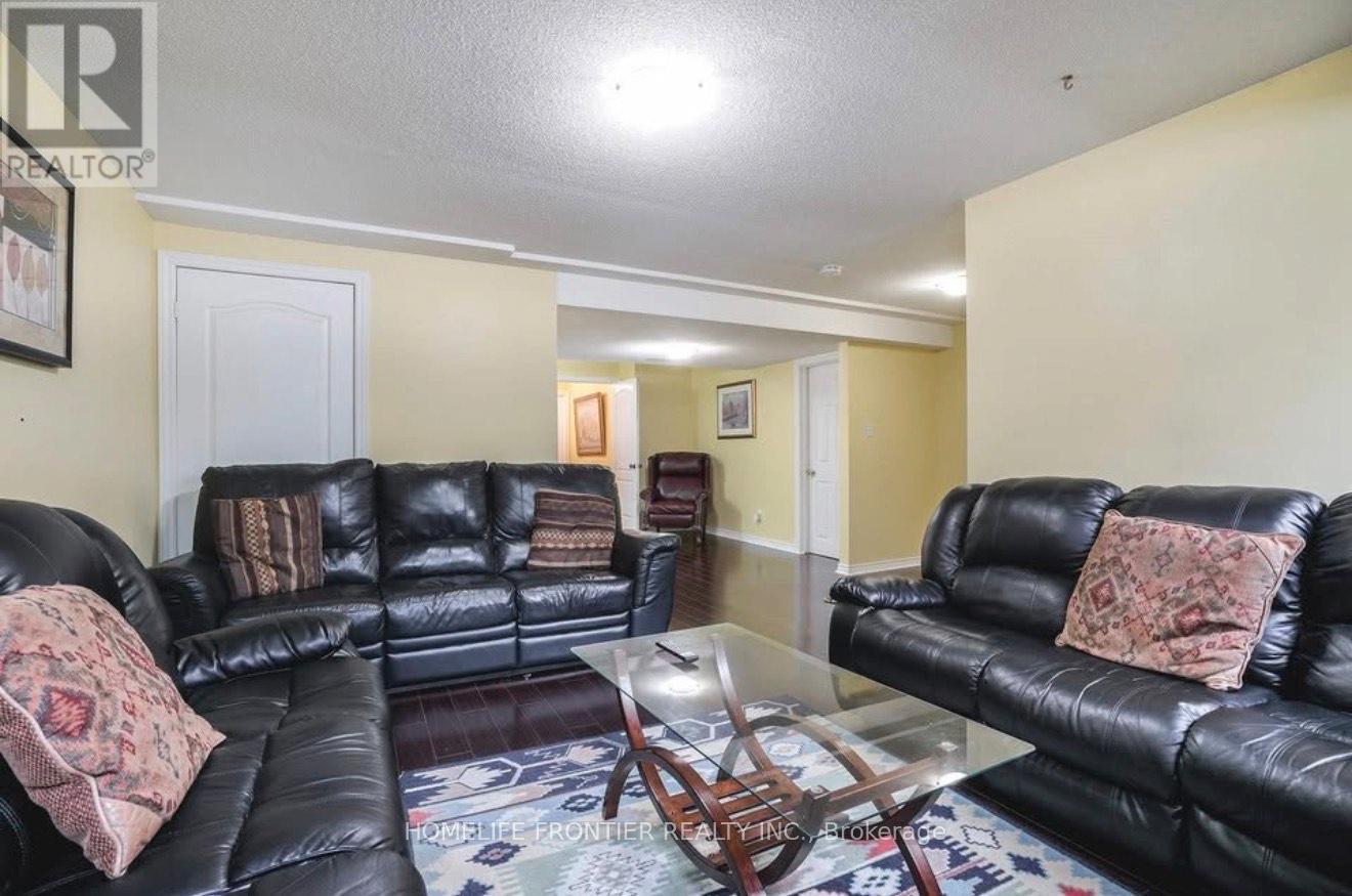 3861 Brinwood Gate, Mississauga, ON - Indoor Photo Showing Living Room