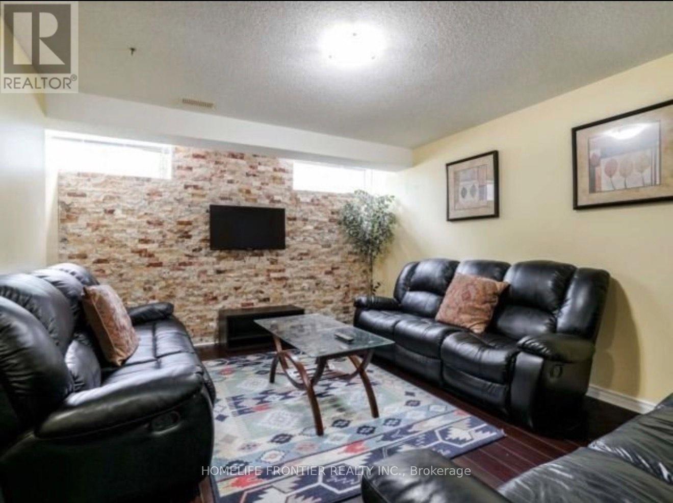 3861 Brinwood Gate, Mississauga, ON - Indoor Photo Showing Living Room