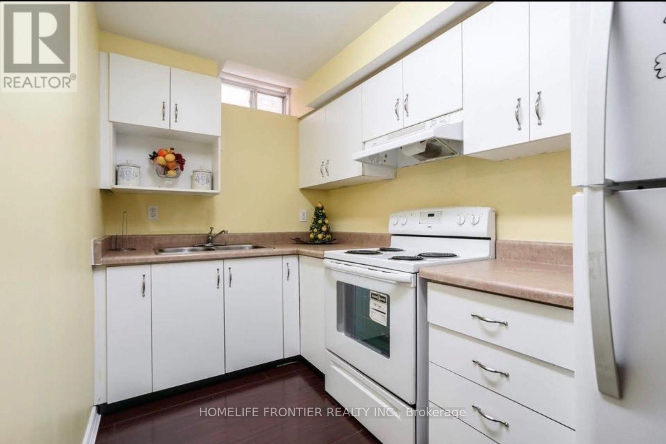 3861 Brinwood Gate, Mississauga, ON - Indoor Photo Showing Kitchen With Double Sink