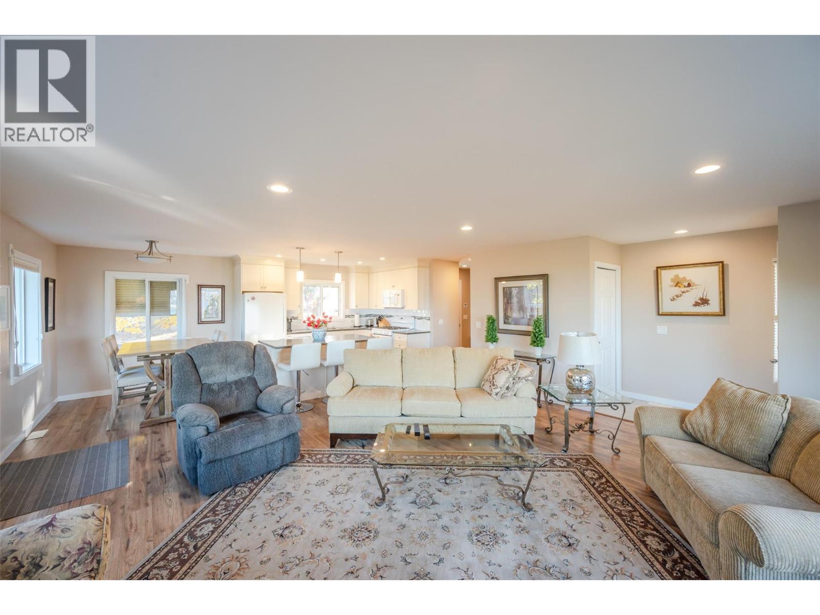 2864 Arawana Road, Naramata, BC - Indoor Photo Showing Living Room