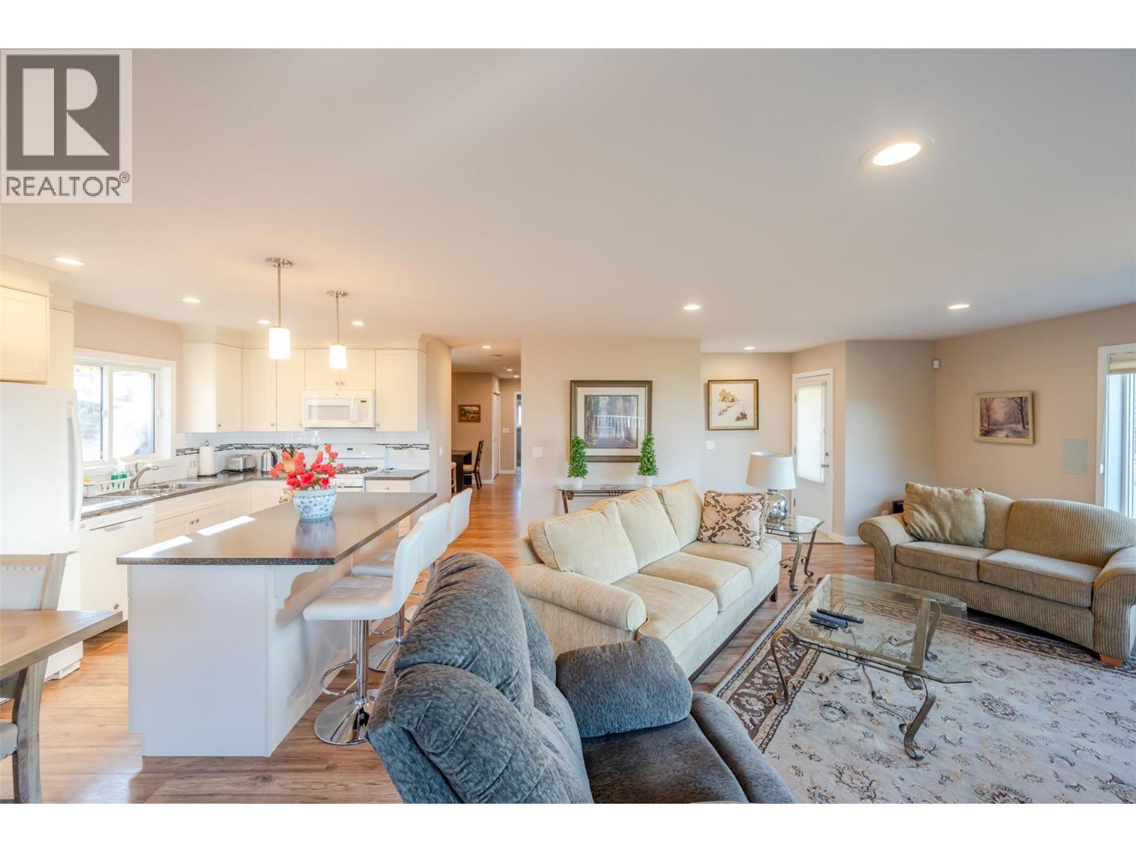 2864 Arawana Road, Naramata, BC - Indoor Photo Showing Living Room