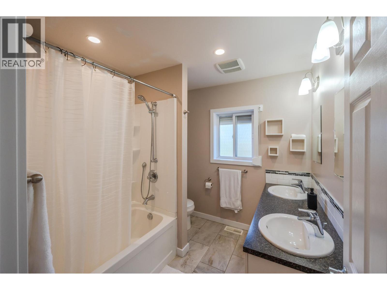 2864 Arawana Road, Naramata, BC - Indoor Photo Showing Bathroom
